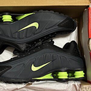 New With Box Mens Nike Shox R4 Shoes Black / Ghost Green Size 11 Anthracite Volt